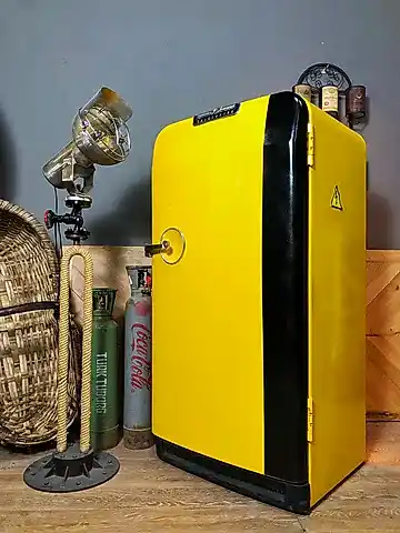 Antika Frigidaire Buzdolabından Dönüştürülmüş Bar Dolabı